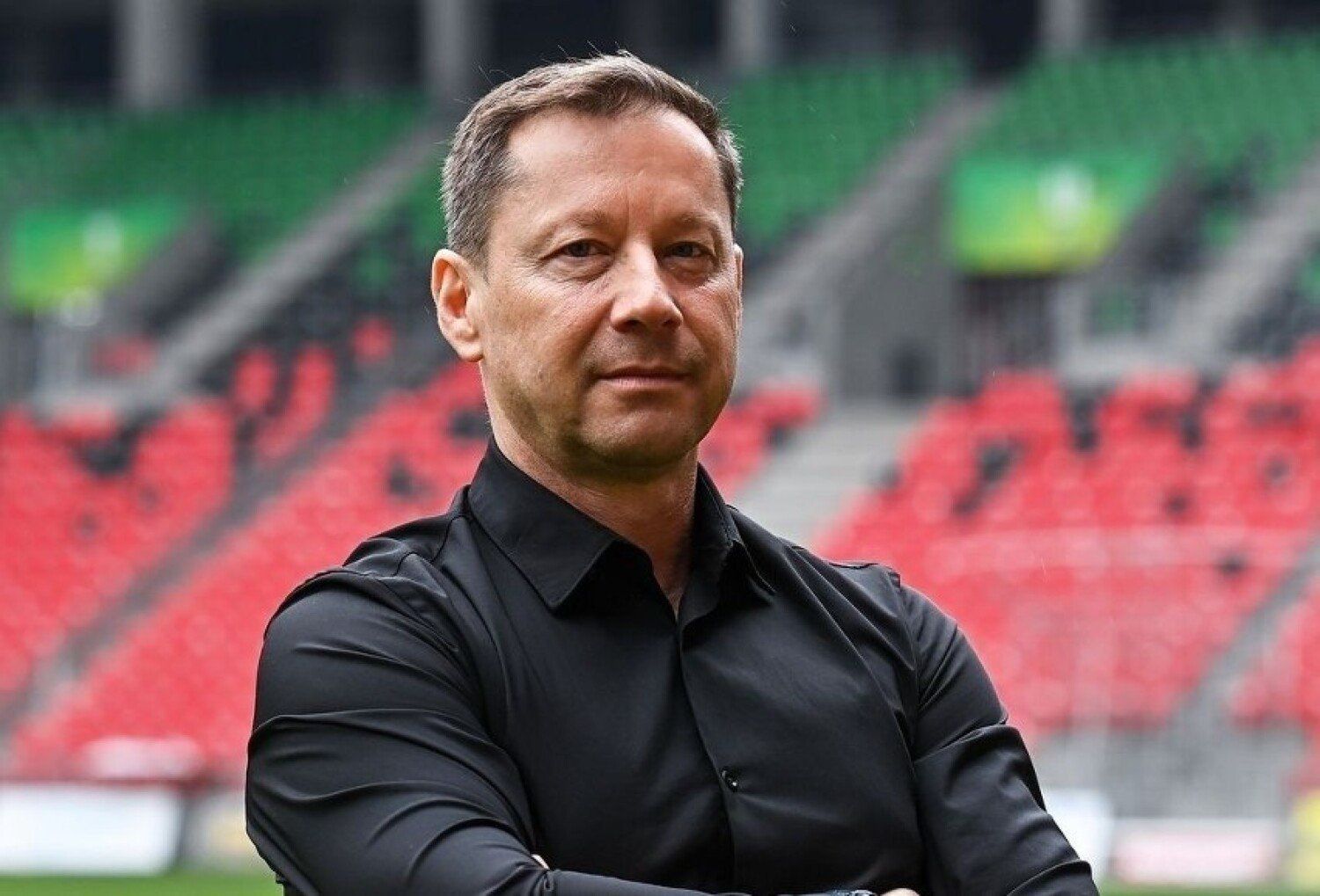 W Łęczycy na świat przyszedł Dariusz Banasik - piłkarz i trener.

Dariusz Banasik pracował między innymi w Zagłębiu Sosnowiec. Najdłuższy okres, a jednocześnie największe sukcesy w swojej trenerskiej karierze osiągnął podczas ostatniej pracy w Radomiaku Radom. W trakcie niespełna czterech lat przeszedł z tym klubem drogę z II igi aż do Ekstraklasy. Po rundzie jesiennej sezonu 2021/22 zespół z Radomia plasował się na czwartym miejscu w tabeli PKO Ekstraklasy, natomiast w momencie odejścia trenera z klubu, 25 kwietnia 2022 roku, na szóstym.

Obecnie jest szkoleniowcem GKS Tychy.