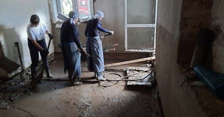 Siostry zakonne i klerycy chwycili za łopaty.  Pomagają powodzianom