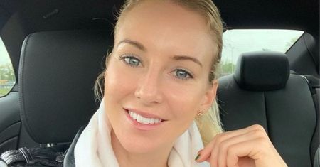 Urszula Radwańska ćwiczy jogę na Mazurach. Nie jest sama
