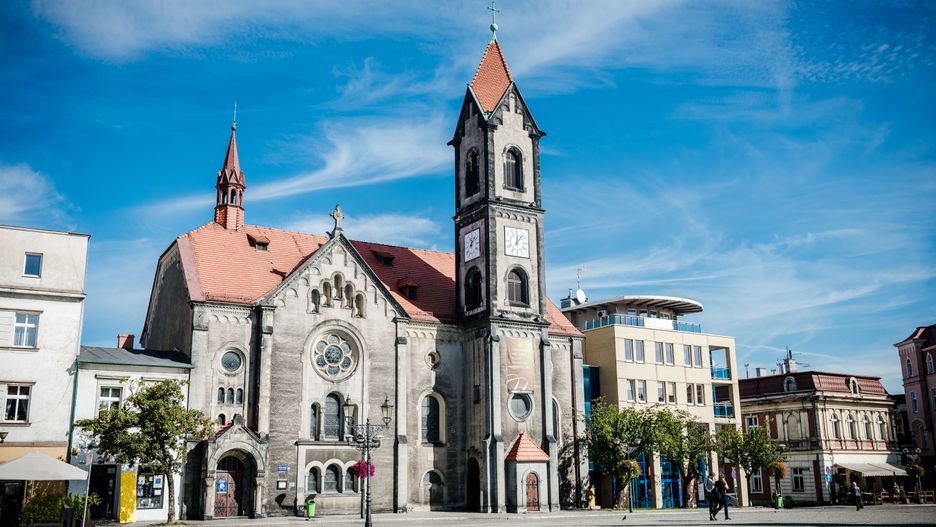 tarnowskie, gory, góry, poland, church, townsquare, town, square, summer, holidays, travel, tourist, blue, sky
