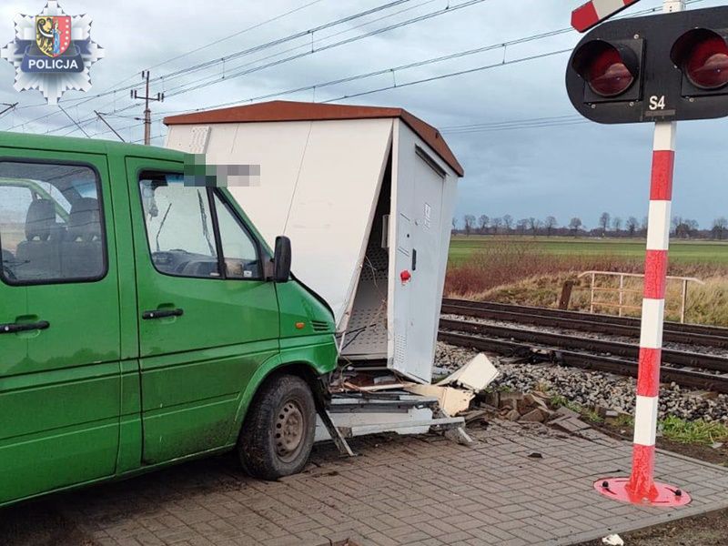 Wjechał w budkę na oczach świadków. Szybko stracił kluczyki