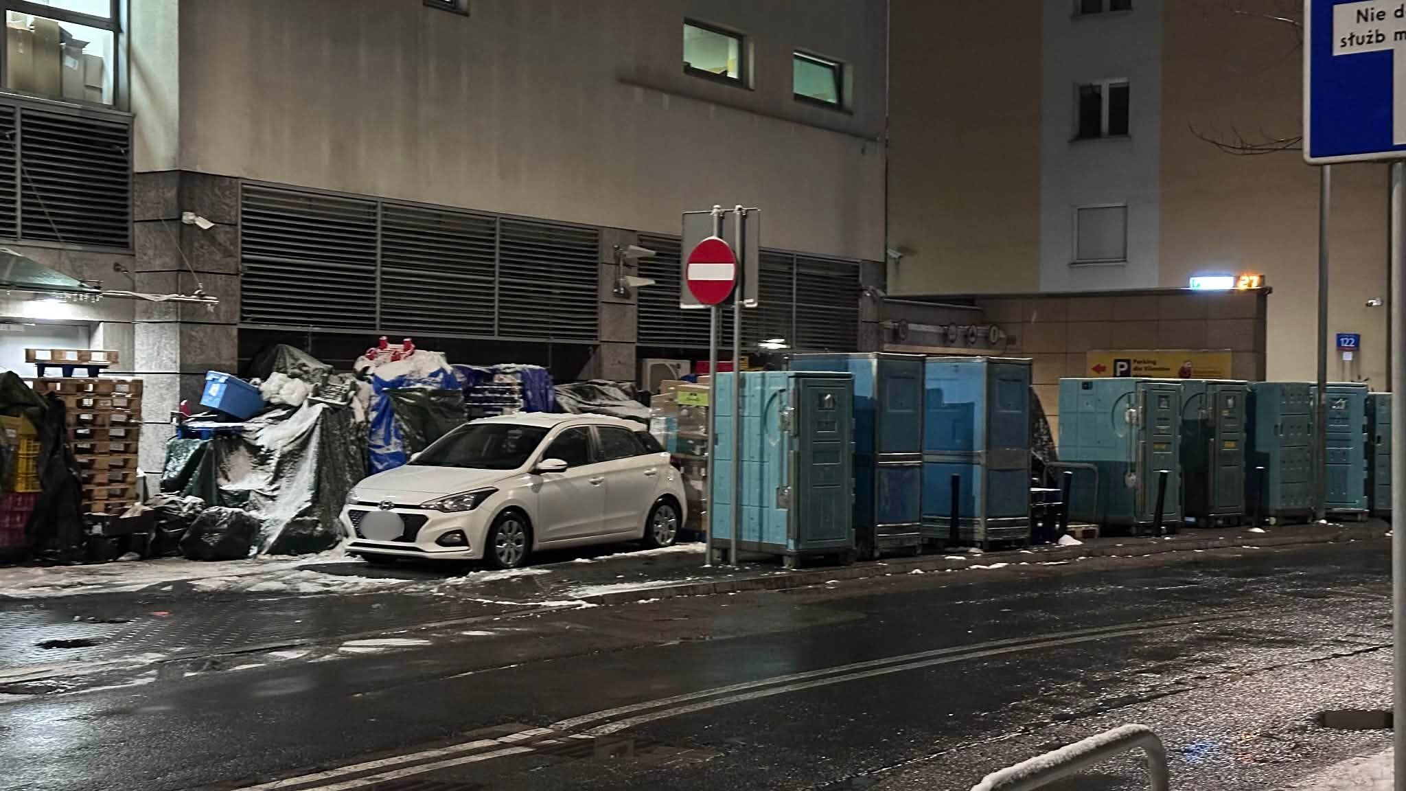 Towary rozkładane są także nocą.