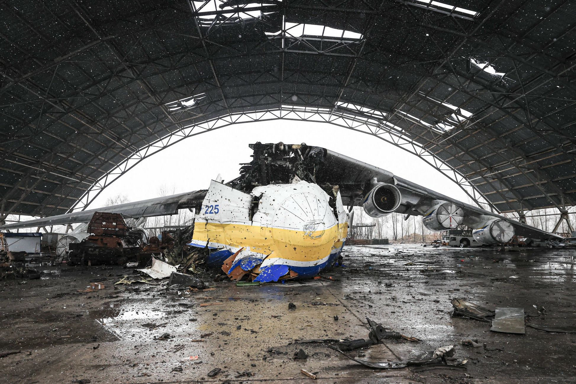 Zniszczony podczas wojny w Ukrainie największy samolot na świecie: Antonow An-225 Mrija