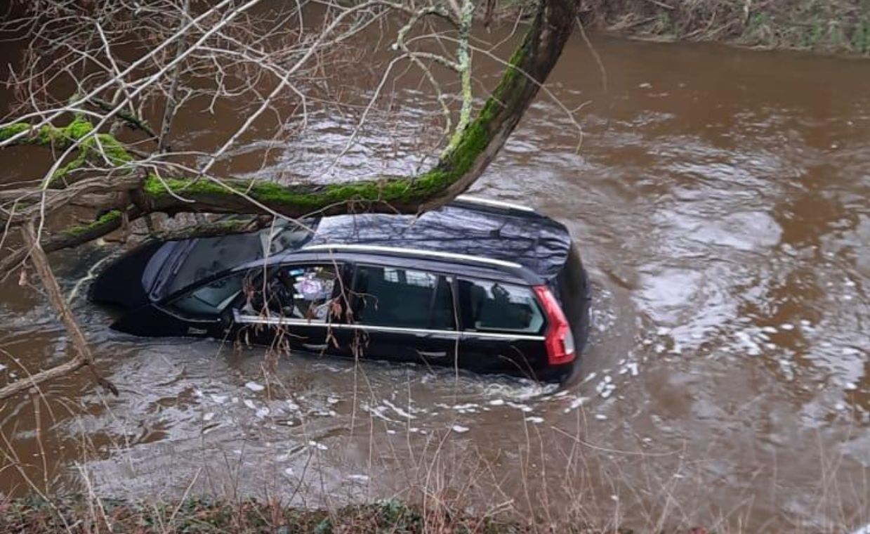 Auto wpadło do rzeki w Gubinie