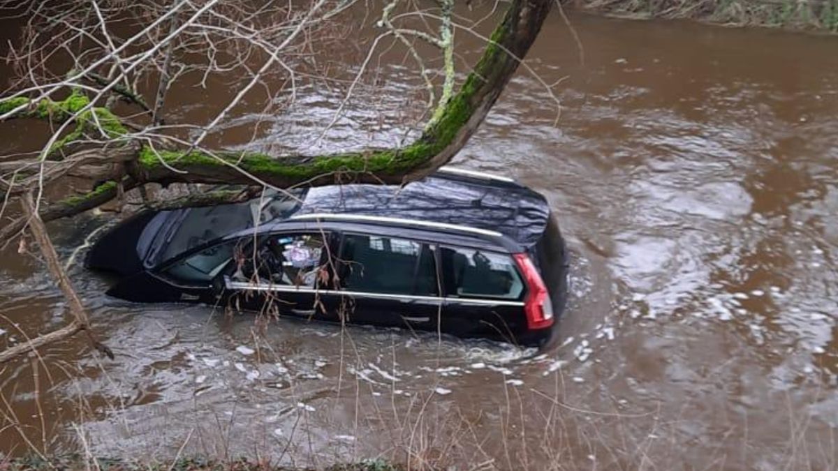 Auto wpadło do rzeki w Gubinie