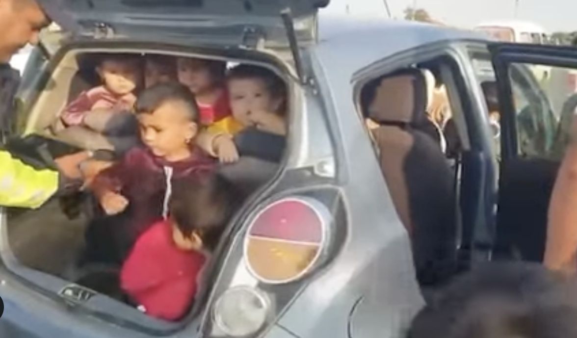 25 dzieci w jednym aucie wiozła uzbecka nauczycielka . Sytuację zarejestrowała lokalna policja drogowa