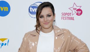 Ewa Farna już poczuła święta. Obwiązała się lampkami choinkowymi na środku stadionu