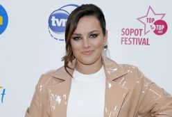 Ewa Farna już poczuła święta. Obwiązała się lampkami choinkowymi na środku stadionu