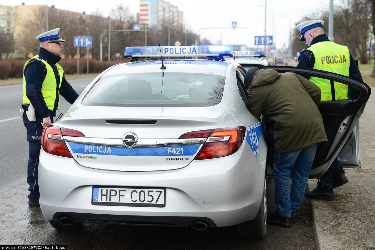 Policja może przymknąć oko na kierowcę, który nie zabrał dokumentu prawa jazdy, ale w każdym innym przypadku konsekwencje są poważne.