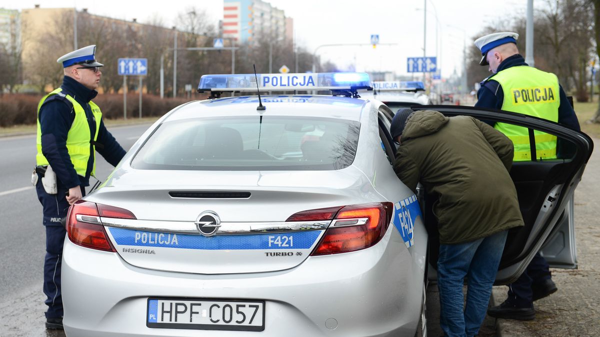 Policja może przymknąć oko na kierowcę, który nie zabrał dokumentu prawa jazdy, ale w każdym innym przypadku konsekwencje są poważne.