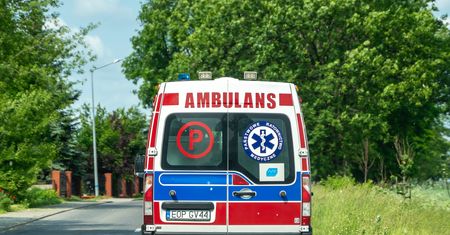 Poważny wypadek z udziałem busa. Wśród rannych jest pięcioro dzieci