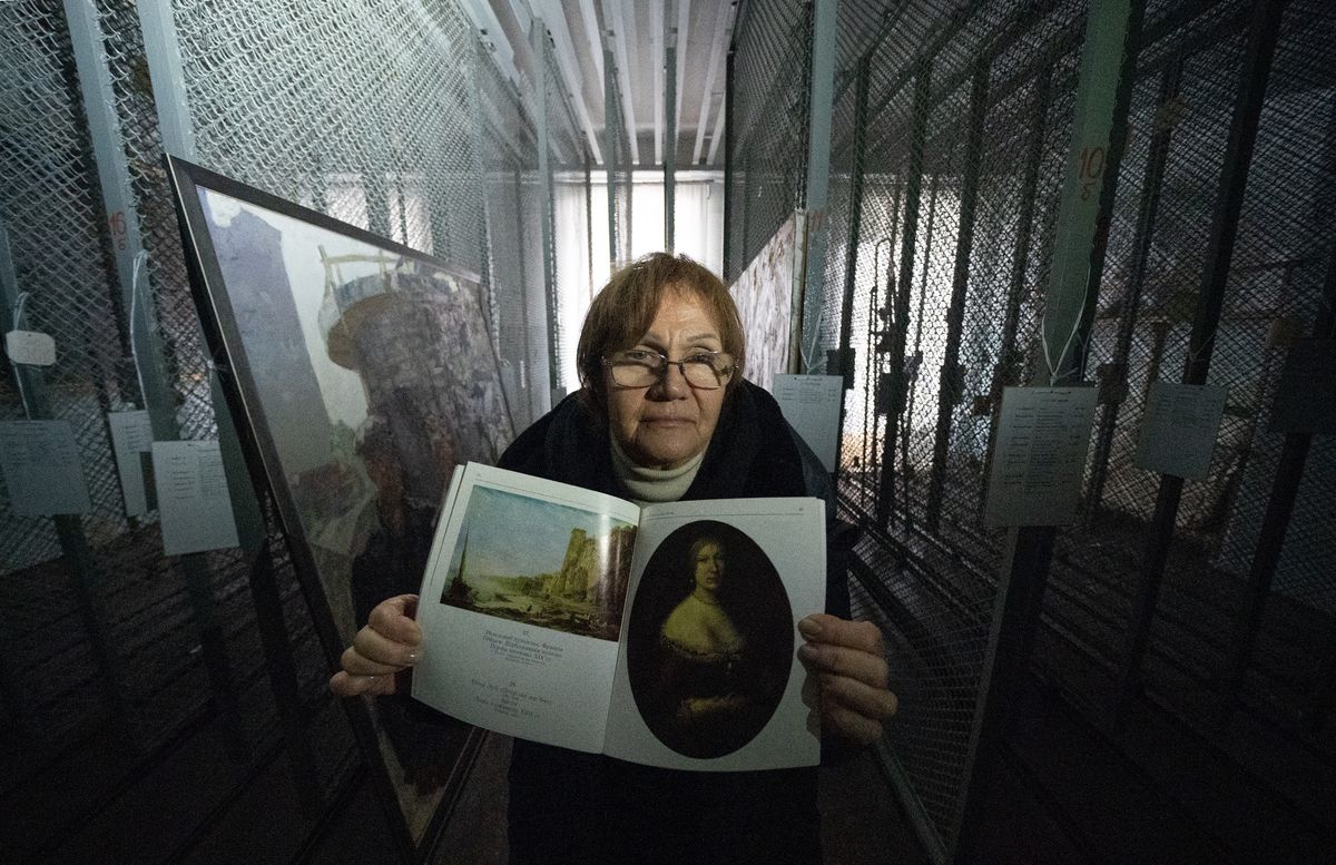 Alina Docenko w ograbionym Regionalnym Muzeum Sztuki w Chersoniu 