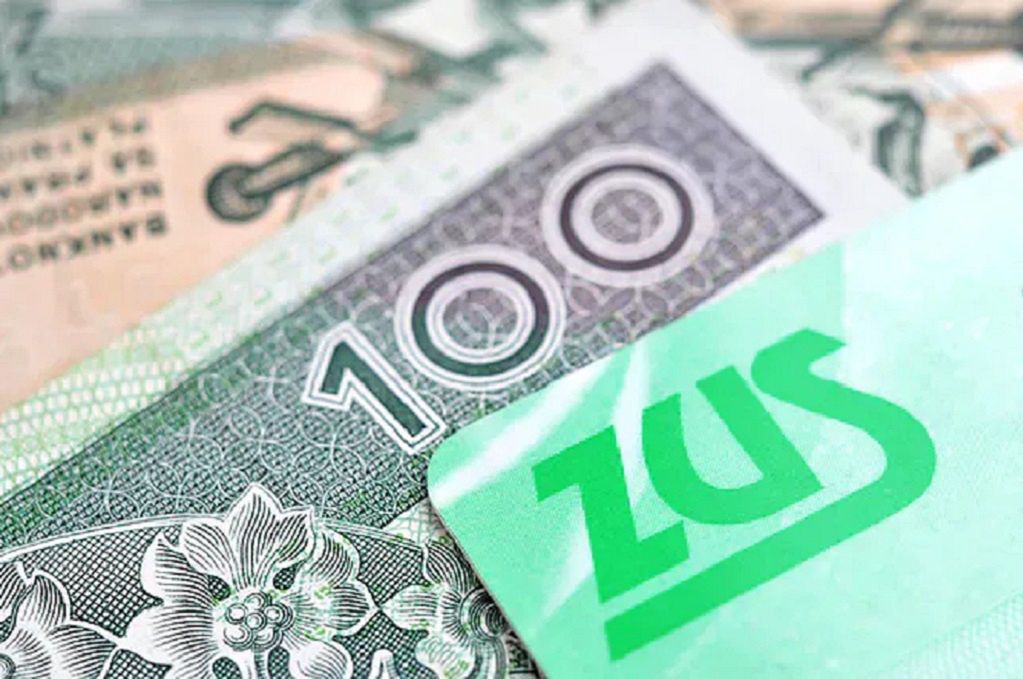 Wyrównanie 800 plus w lipcu 2025. Kto i kiedy otrzyma zaległe świadczenie z ZUS-u?