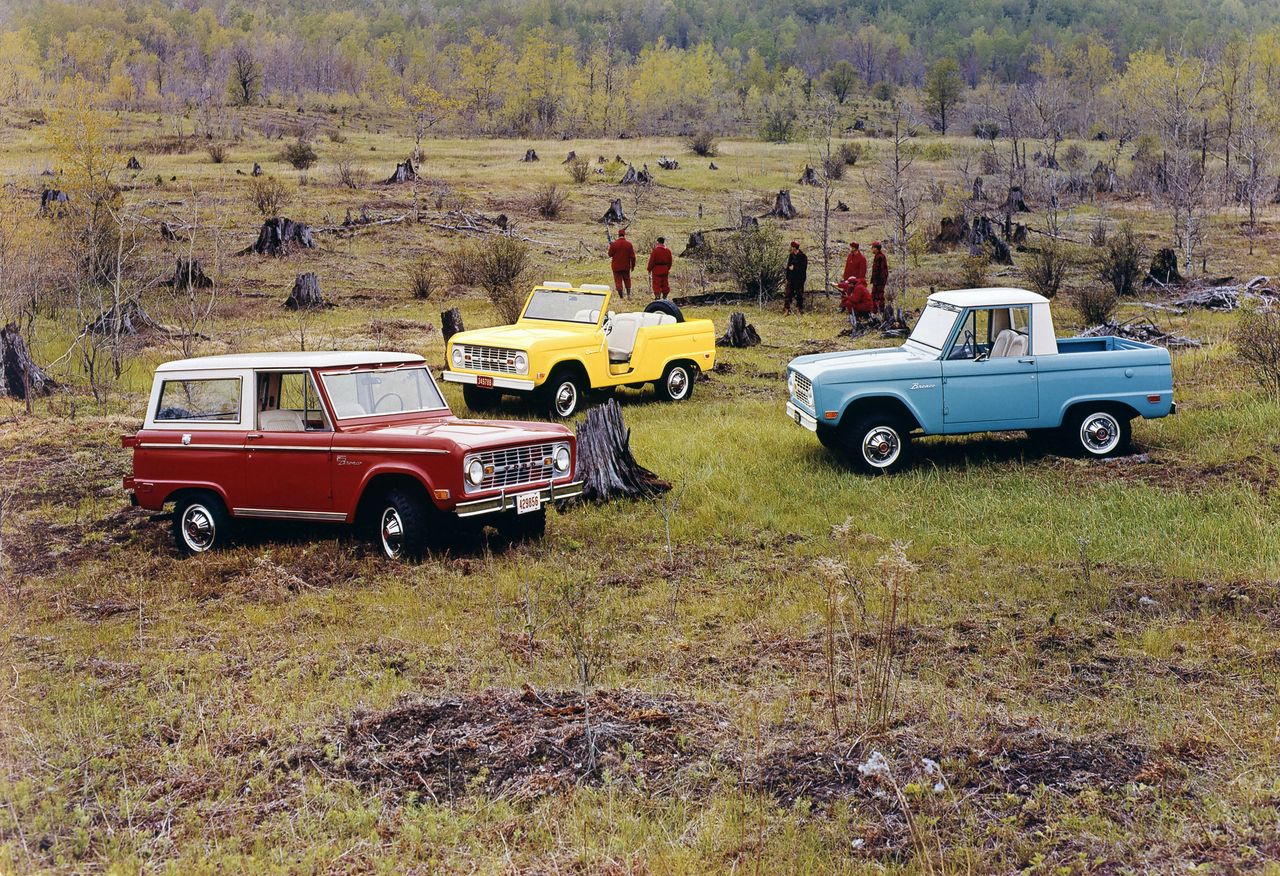 Ford Bronco to pierwszy masowo produkowany SUV, który świetnie połączył cechy pojazdu terenowego z szosowym, a jednocześnie zachował użytkowy charakter.