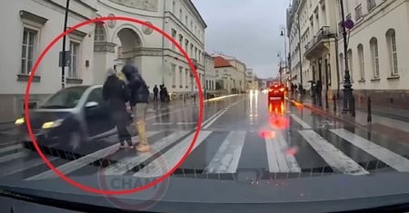 Nagranie z Warszawy. Krok od tragedii. "Dożywotnio zabrać prawo jazdy"
