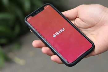 Tinder ma kłopoty? Młodsi użytkownicy wybierają inną aplikację