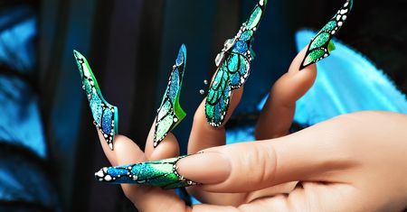Manicure na specjalny wieczór. Zobacz, jak ozdobić paznokcie w wyjątkowy sposób