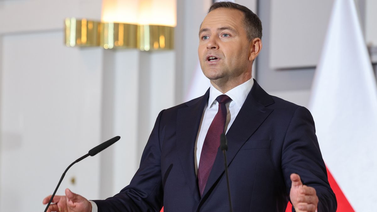 Warszawa, 07.05.2025. Wybory Prezydenta RP 2025 - kampania. Kandydat Komitetu Obywatelskiego w zbliżających się wyborach na fotel prezydenta RP, popierany przez Prawo i Sprawiedliwość prezes Instytutu Pamięci Narodowej Karol Nawrocki podczas oświadczenia dla mediów w Warszawie, 7 bm. Karol Nawrocki podjął decyzję o przekazaniu mieszkania na cele charytatywne. (jm) PAP/Szymon Pulcyn