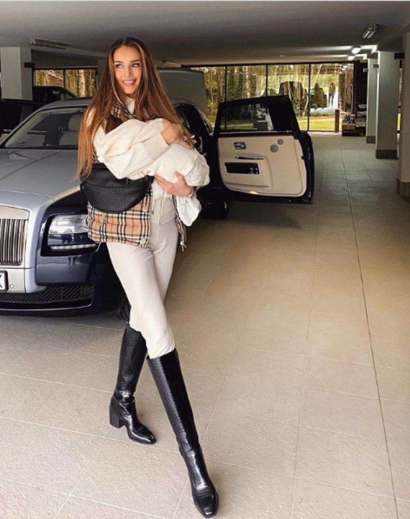 Patrycja Tuchlińska prezentuje ujęcia synka w śpioszkach Versace