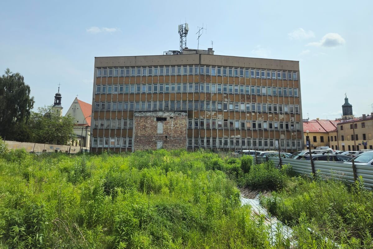 Widok na budynek dawnego Instytut Stomatologii od ul. Karmelickiej