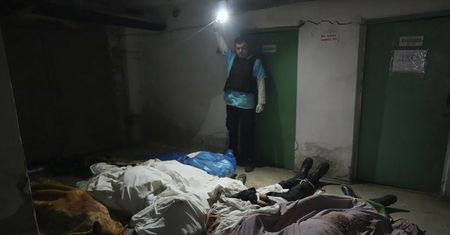 Ukraina. Wstrząsająca relacja z Mariupola. "Tata i mama krzyczeli, że nie chcą zostać bohaterami"