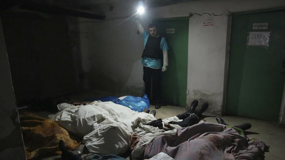 Wojna w Ukrainie. Policjant z Mariupola pokazuje ciała osób zabitych w wyniku ostrzału. Wśórd ofiar jest także noworodekA police officer shows the covered bodies of people killed by shelling at hospital number 3 in Mariupol, Ukraine, Tuesday, March 15, 2022. (AP Photo/Evgeniy Maloletka)AP