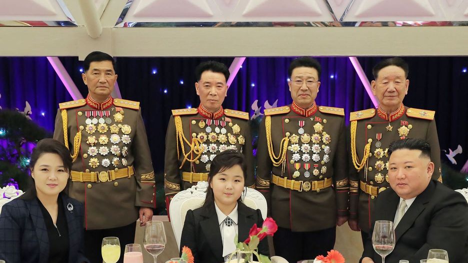 Kim Dzong Un z żoną i córką na bankiecie z okazji 75. rocznicy powstania Koreańskiej Armii Ludowej.