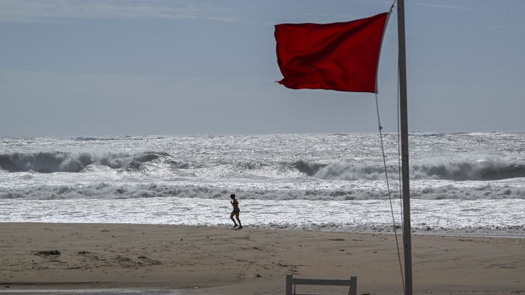 Czerwona flaga oznacza zakaz wejścia do wody