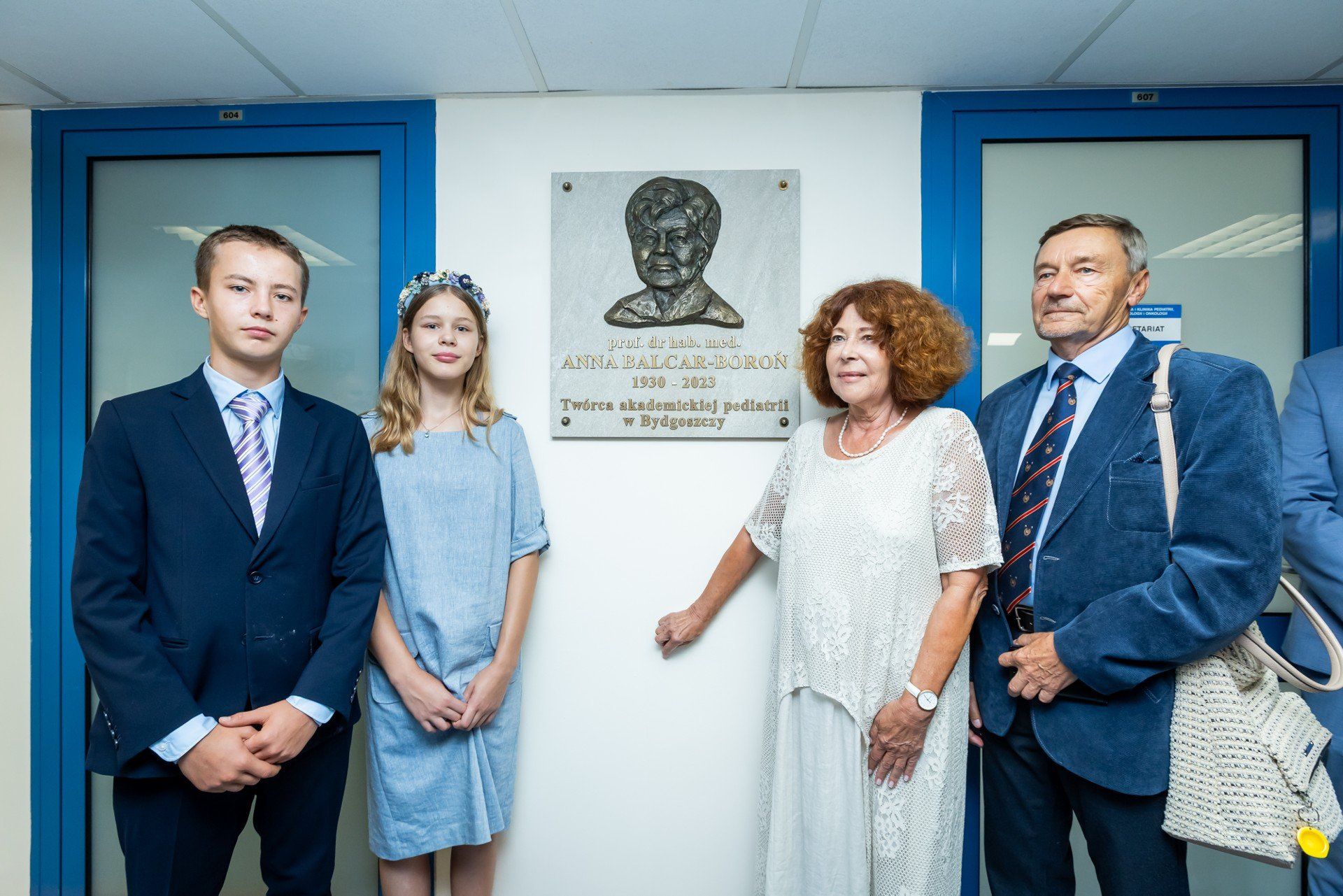 Tablica upamiętniająca prof. Annę Balcar-Boroń zawisła przy wejściu do sekretariatu Kliniki Pediatrii, Hematologii i Onkologii Szpitala Uniwersyteckiego nr 1 im. Jurasza. Docelowo po wybudowaniu i otwarciu Centrum Leczenia Dzieci zostanie ona tam przeniesiona w nowe godne miejsce.