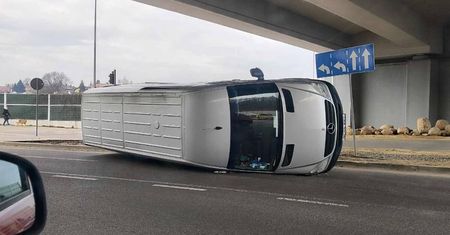 Bus dostawczy na boku. Wjechał na czerwonym świetle na skrzyżowanie