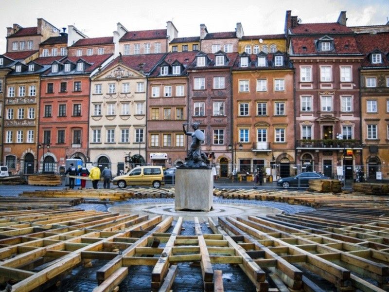 Na Rynku powstaje 600 m2 lodowiska w kształcie pierścienia