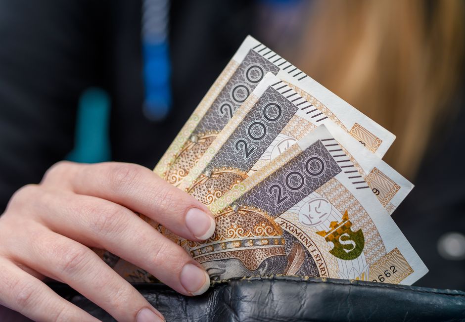 Włamanie do mieszkania w Ostrowcu. Zniknęło 3000 złotych i 700 euro