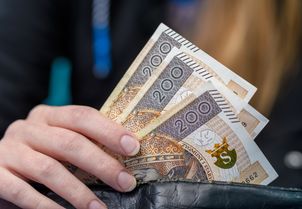 Włamanie do mieszkania w Ostrowcu. Zniknęło 3000 złotych i 700 euro