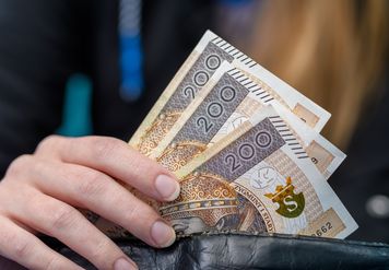 Włamanie do mieszkania w Ostrowcu. Zniknęło 3000 złotych i 700 euro
