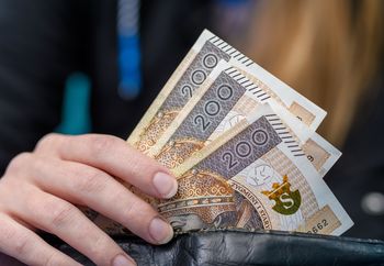 Włamanie do mieszkania w Ostrowcu. Zniknęło 3000 złotych i 700 euro