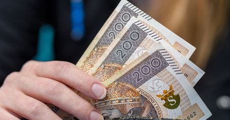 Włamanie do mieszkania w Ostrowcu. Zniknęło 3000 złotych i 700 euro
