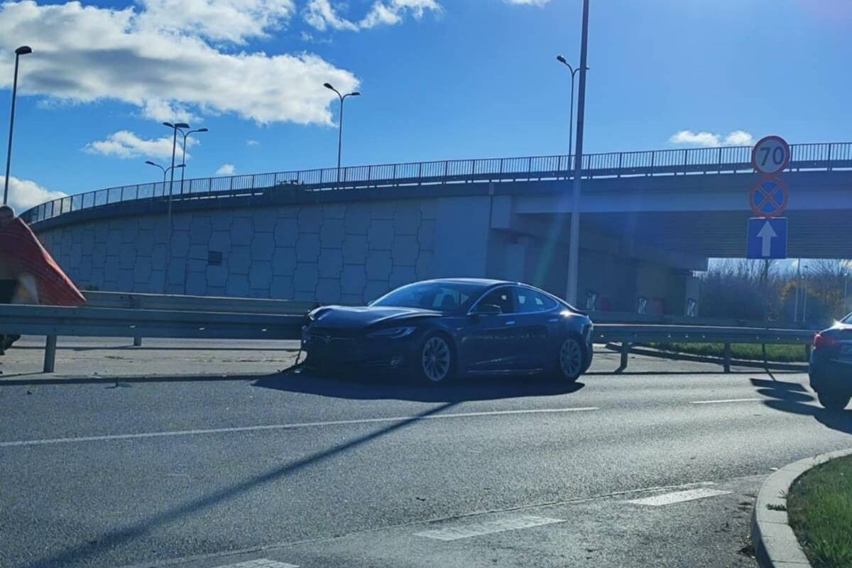 Tesla uderzyła w bariery na al. Spółdzielczości Pracy, obok Ikei