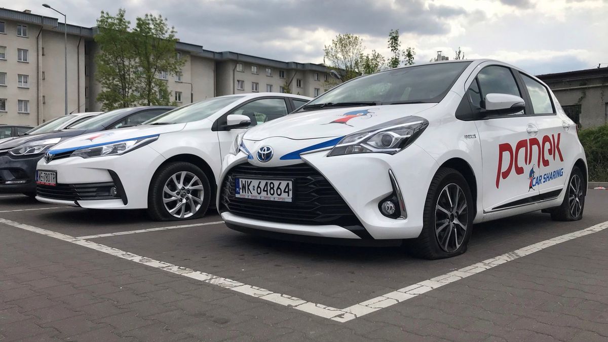 Szkody odnotowano w dwóch samochodach.