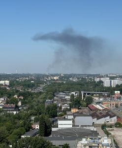 "Wygląda na podpalenie". Kolejny pożar, kłęby dymu widoczne z daleka