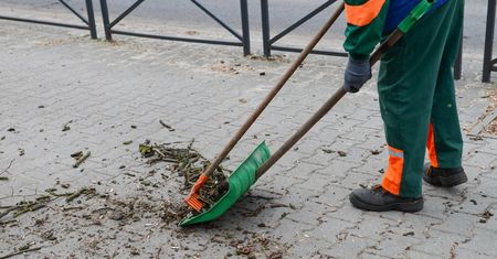 3 promile na godzinę. Pijana ekipa porządkowa zamiatała ulicę