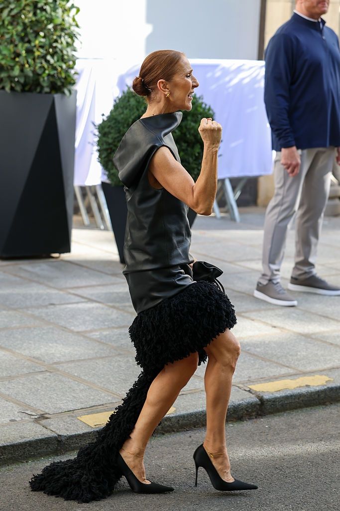 Celine Dion robi show przed hotelem w Paryżu