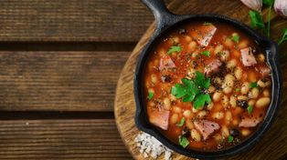 Jeden błąd w kuchni zwiększa ryzyko dolegliwości. Co trzeba wiedzieć o fasoli?