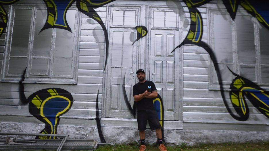 Podczas Graffiti Jam w Suchedniowie drewniany dom artysty Dawida Szlufika zmienił kolor na srebrny.