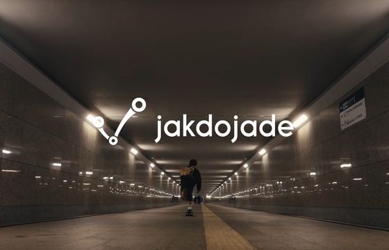 "Dam znać, jak dojadę" - relacje na odległość w kampanii Jakdojade