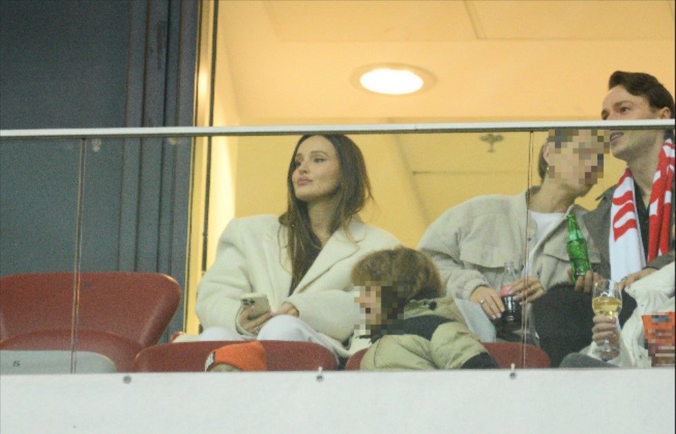 Znudzona Marina Łuczenko kibicuje Wojciechowi Szczęsnemu na trybunach
