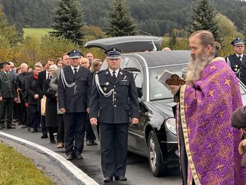 Uście Gorlickie: Społeczność żegna swojego wójta. W ostatniej drodze śp. Dymitrowy Rydzaniczowi towarzyszą setki ludzi