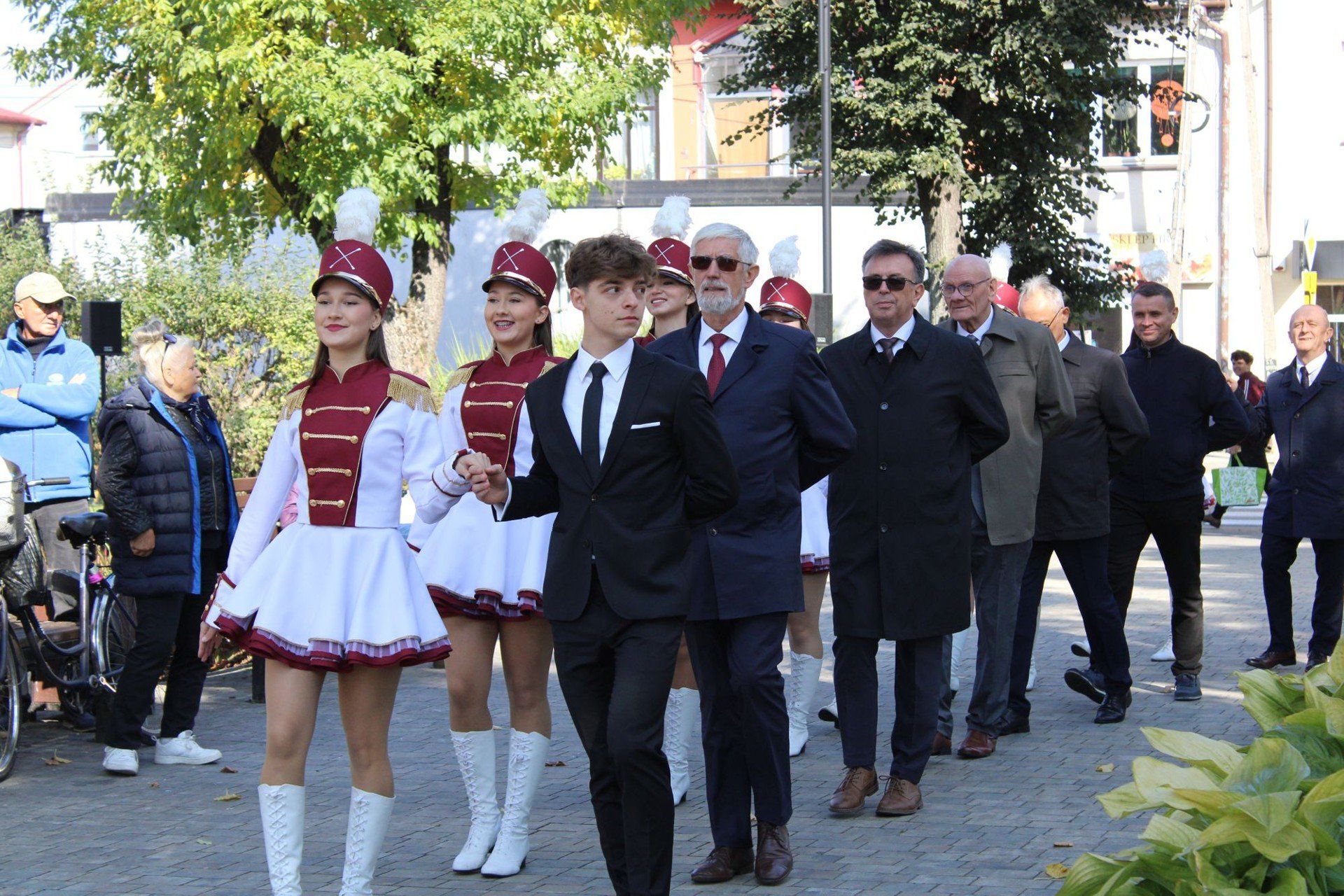 Barwny polonez na włoszczowskim rynku z okazji jubileuszu 80-lecia I Liceum Ogólnokształcącego imienia generała Władysława Sikorskiego we Włoszczowie