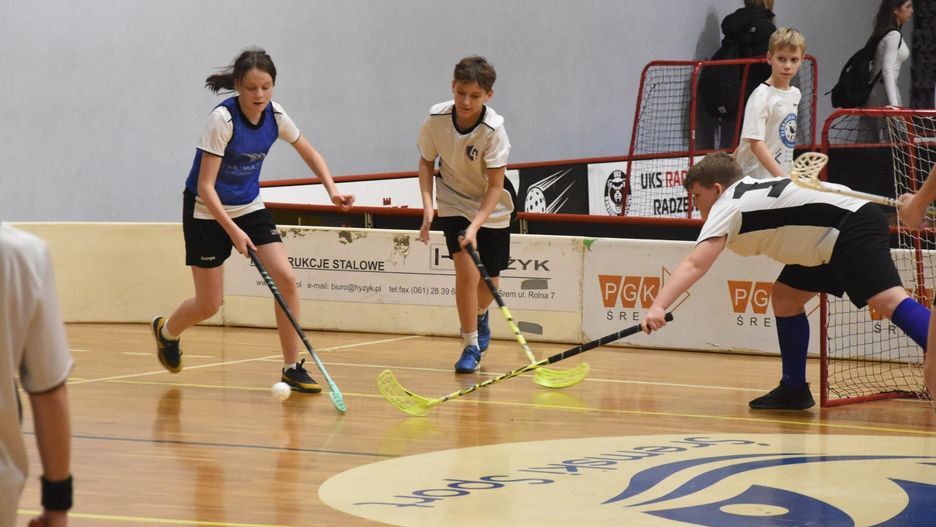 Turniej Unihokeja Szkół Podstawowych &#34;Floorball Śrem&#34;. Trzecią edycję zmagań zdominował Szkoła Podstawowa w Zbrudzewie [zdjęcia]