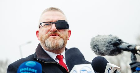 Użył gaśnicy w Sejmie. Rusza proces Brauna