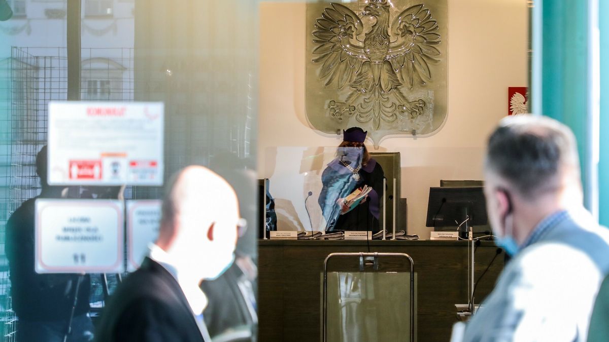 Sprawa immunitetu s?dziego Iwulskiego w Izbie DyscyplinarnejFot. Piotr Molecki/East News, Warszawa, 21.01.2021.  Izba Dyscyplinarna Sadu Najwyzszego na niejawnym posiedzeniu rozpatruje wniosek IPN o uchylenie immunitetu sedziego Jozefa Iwulskiego. Prokuratorzy IPN zamierzaja postawic Iwulskiemu zarzut bezprawnego skazania w stanie wojennym 21-letniego robotnika za kolportowanie ulotek.N/z: sedzia Malgorzata BednarekPiotr Molecki